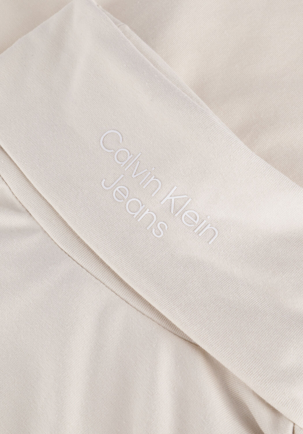 CALVIN KLEIN Haut STACKED LOGO LS ROLL NECK en beige - large