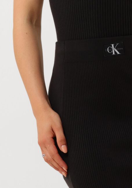 CALVIN KLEIN Jupe midi WOVEN LABEL SWEATER SKIRT en noir - large