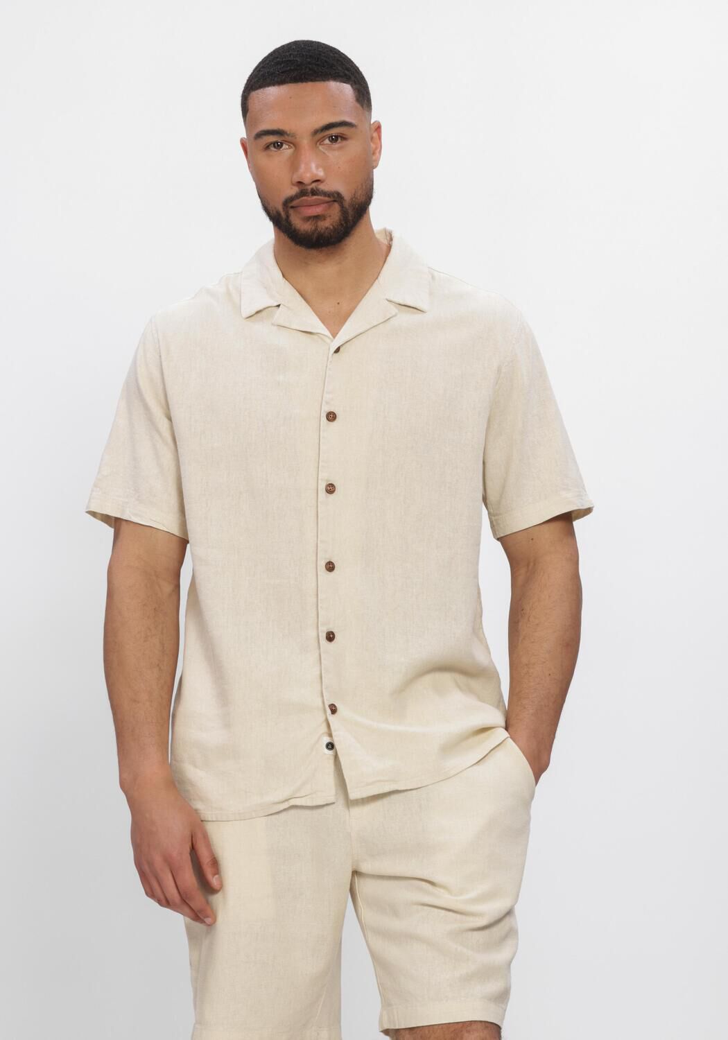 ANERKJENDT Chemise d&eacute;contract&eacute; AKLEO COT-LINNEN-VIS S/S SHIRT en beige - large