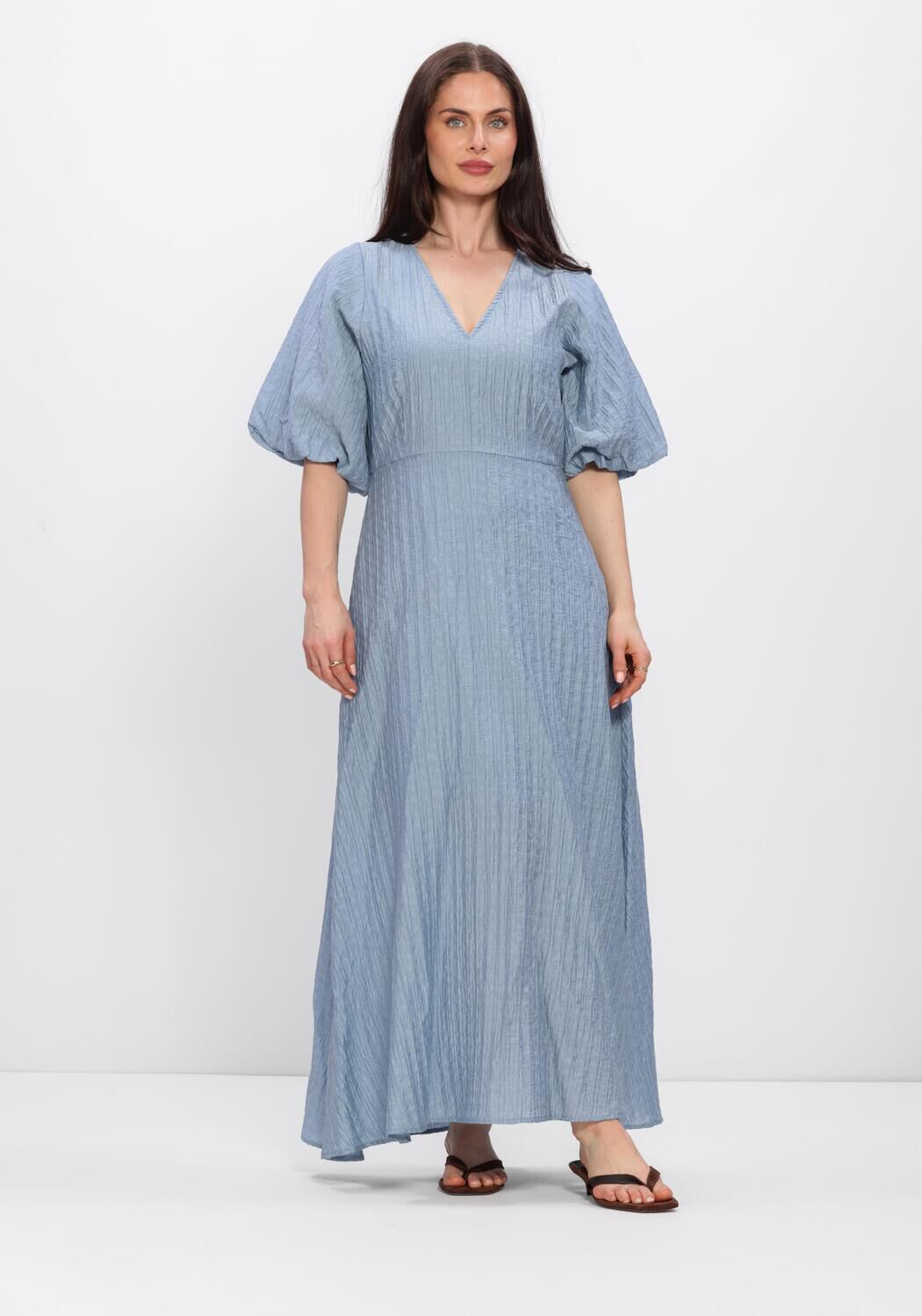 SELECTED WOMEN Robe midi SLFMADDIE SS CLOSED BACK MIDI DRESS en bleu - large