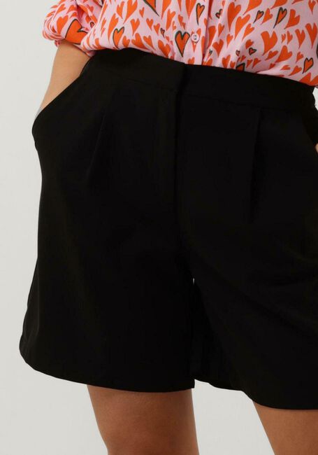 Y.A.S. Pantalon courte YASHELEN MW LONG SHORTS en noir - large
