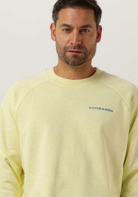 SCOTCH & SODA Chandail UNISEX CREWNECK SWEATSHIRT IN ORGANIC COTTON en jaune - large
