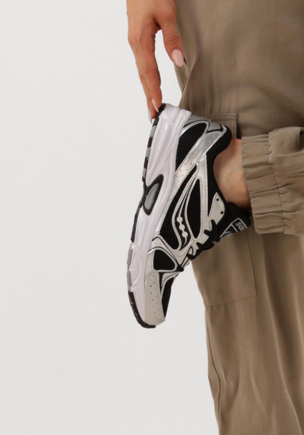 SAUCONY Baskets basses RIDE MILLENNIUM W en noir - large