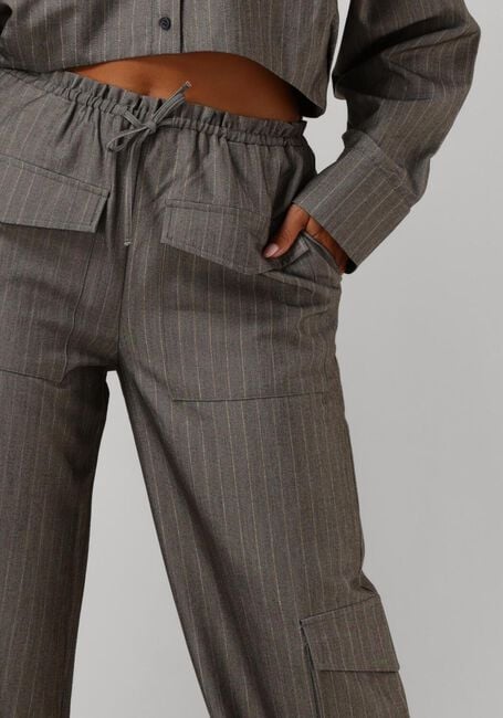 REFINED DEPARTMENT Pantalon cargo VIKKI en gris - large