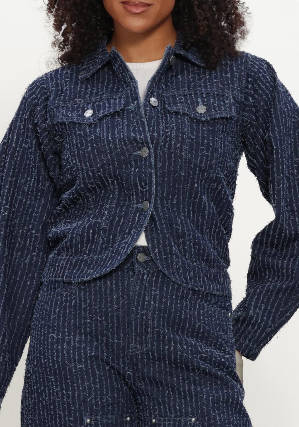 REFINED DEPARTMENT Veste en jean LADIES WOVEN STRUCTURE DENIM JACKET AYLA en bleu - large