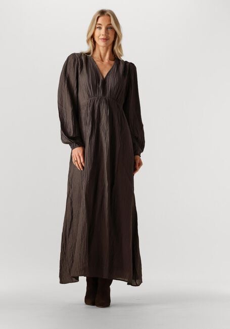 NEO NOIR Robe maxi SILFI CREPE DRESS en marron - large