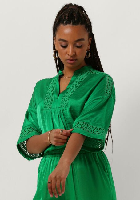 NUKUS Haut NINA TOP V-NECK SILKY en vert - large