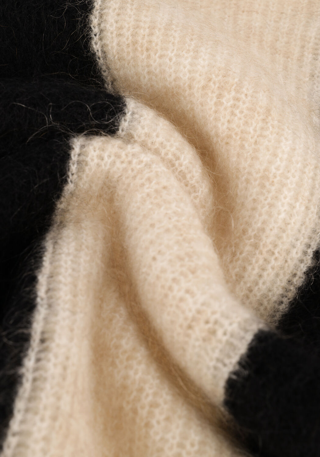 Zwarte SECOND FEMALE Coltrui HERTHA KNIT T-NECK - large