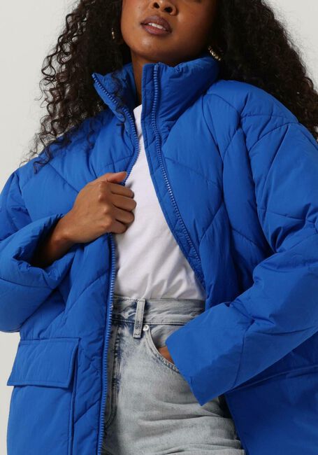 SELECTED FEMME Veste matelassé HEIDI PUFFER JACKET en bleu - large
