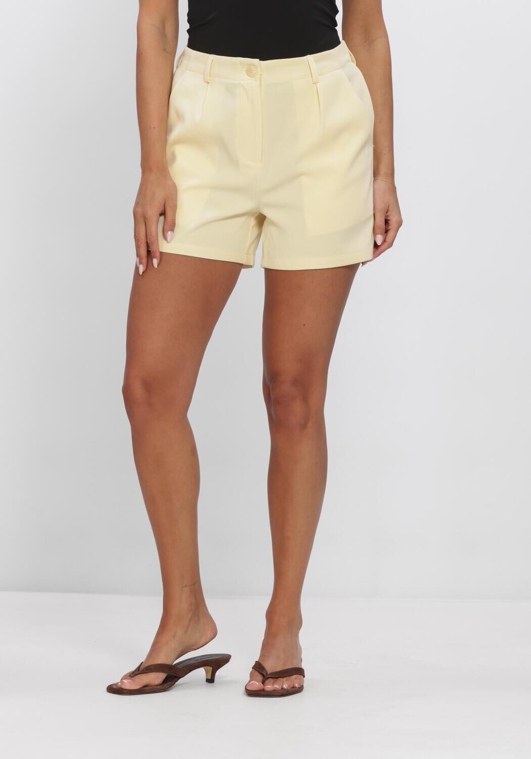 YDENCE SHORT JENNY Pantalons en jaune - large