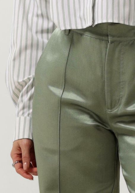 COLOURFUL REBEL Pantalon WENDE SATIN PINTUCK LOW PANTS en vert - large