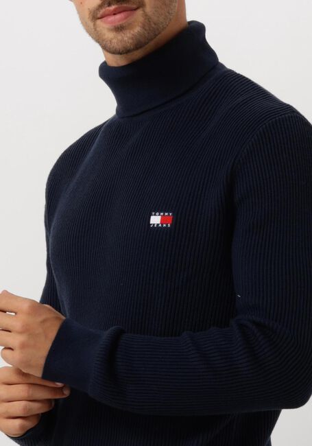 TOMMY JEANS Col roulé TJM SLIM XS BADGE ROLLNECK en bleu - large