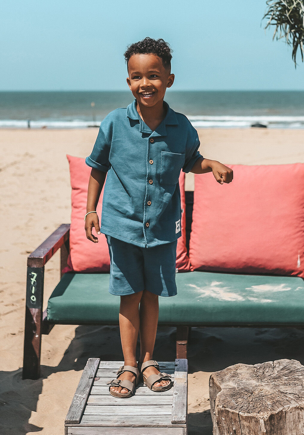 YOUR WISHES Pantalon courte STAGGER SHORTS Bleu fonc&eacute; - large