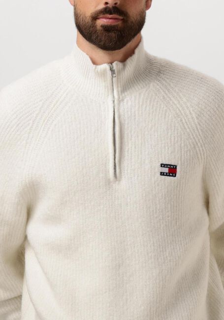 TOMMY JEANS Pull TJM REG 1/4 ZIP RAGLAN BADGE en blanc - large