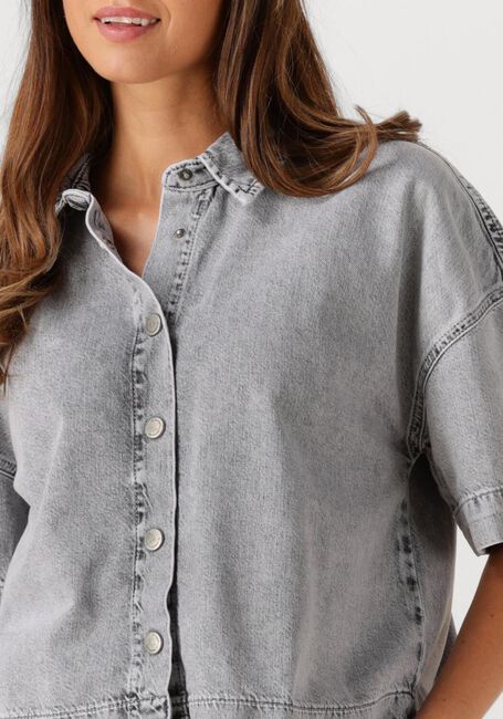 Lichtgrijze MY ESSENTIAL WARDROBE  MALOMW143 BOXY SHORT SHIRT - large