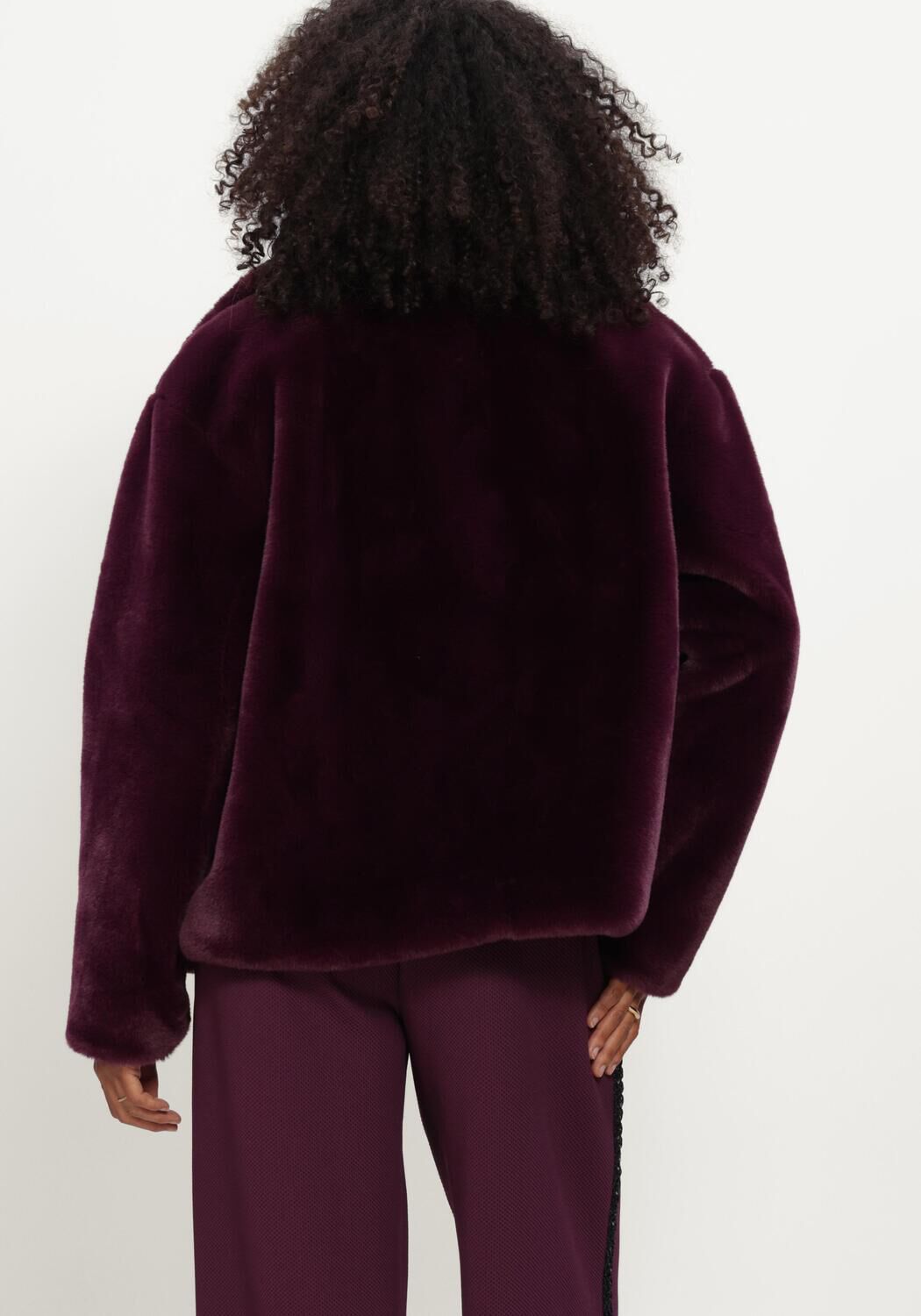 POM AMSTERDAM Manteau en fausse fourrure CLEO DARK PLUM Bordeaux - large
