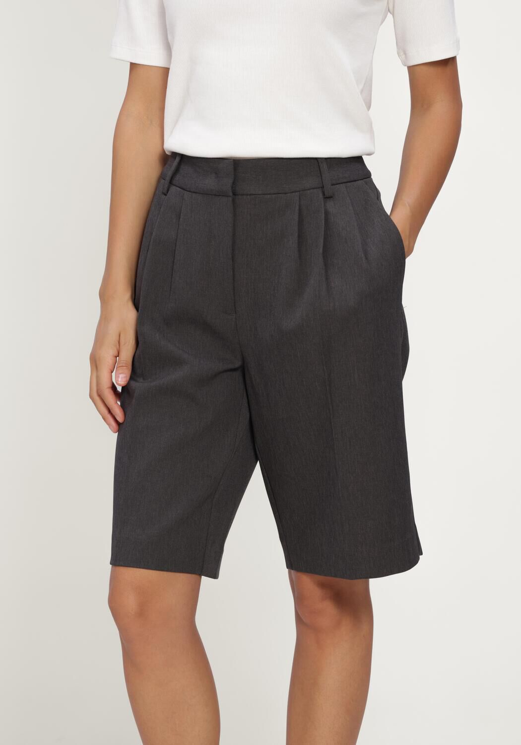 HAUTE L'AMITI&Eacute; AMY BERMUDA Pantalons en gris - large