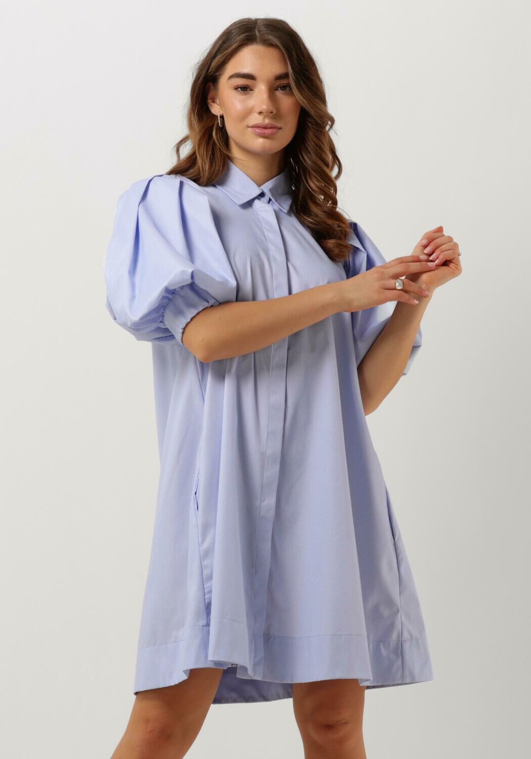Blauw wit gestreepte EST SEVEN Mini jurk EST POPLIN DRESS VIN Omoda
