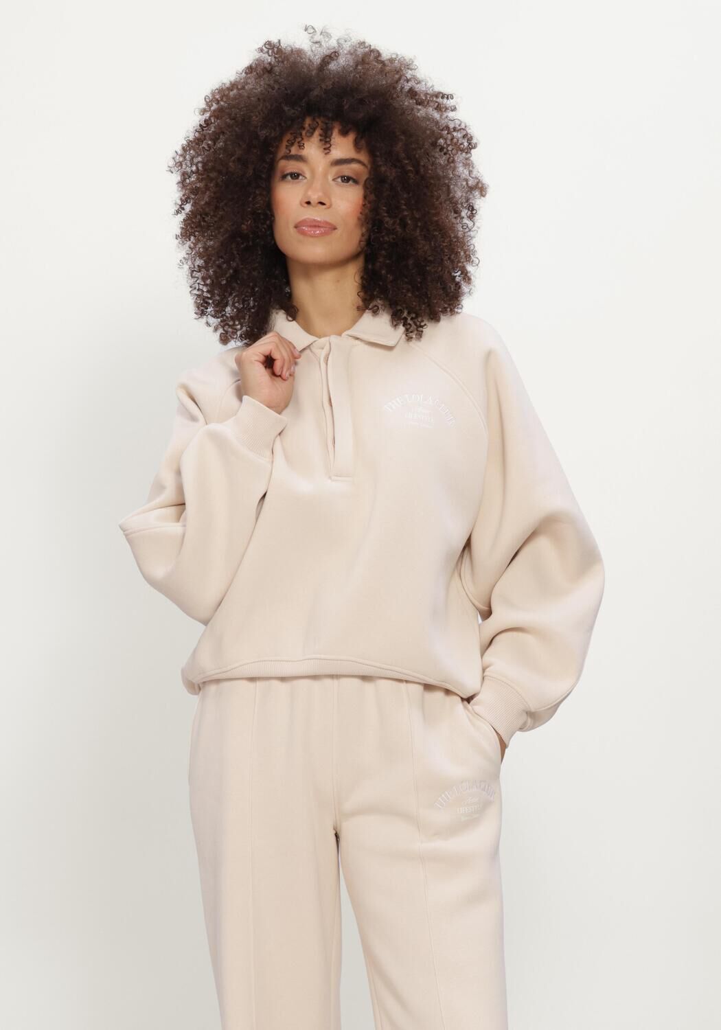 THE LOLA CLUB Chandail EBONY POLO SWEATER en beige - large