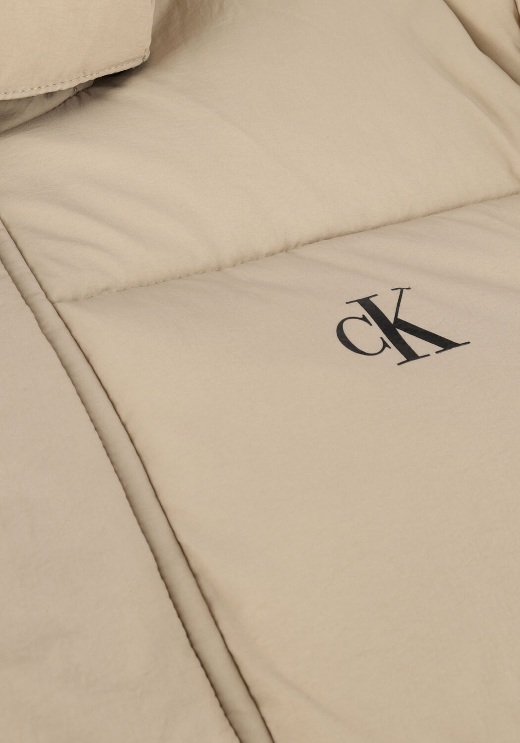 CALVIN KLEIN Veste matelass&eacute; ESSENTIALS NON DOWN LOGO JACKET en beige - large