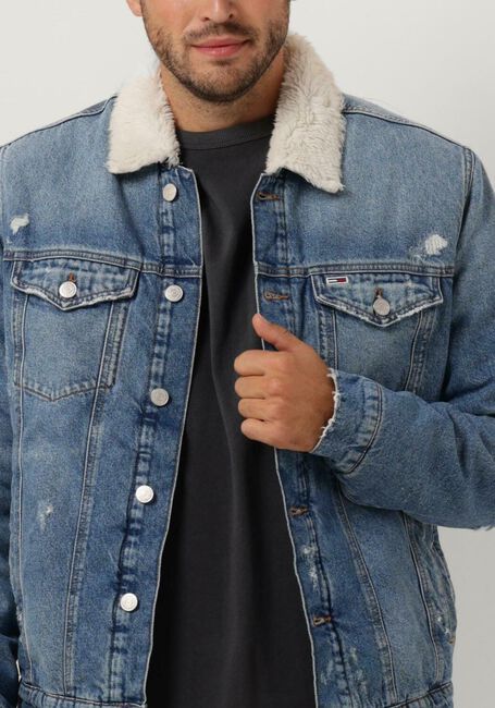 TOMMY JEANS Veste en jean TEDDY TRUCKER JACKET en bleu - large