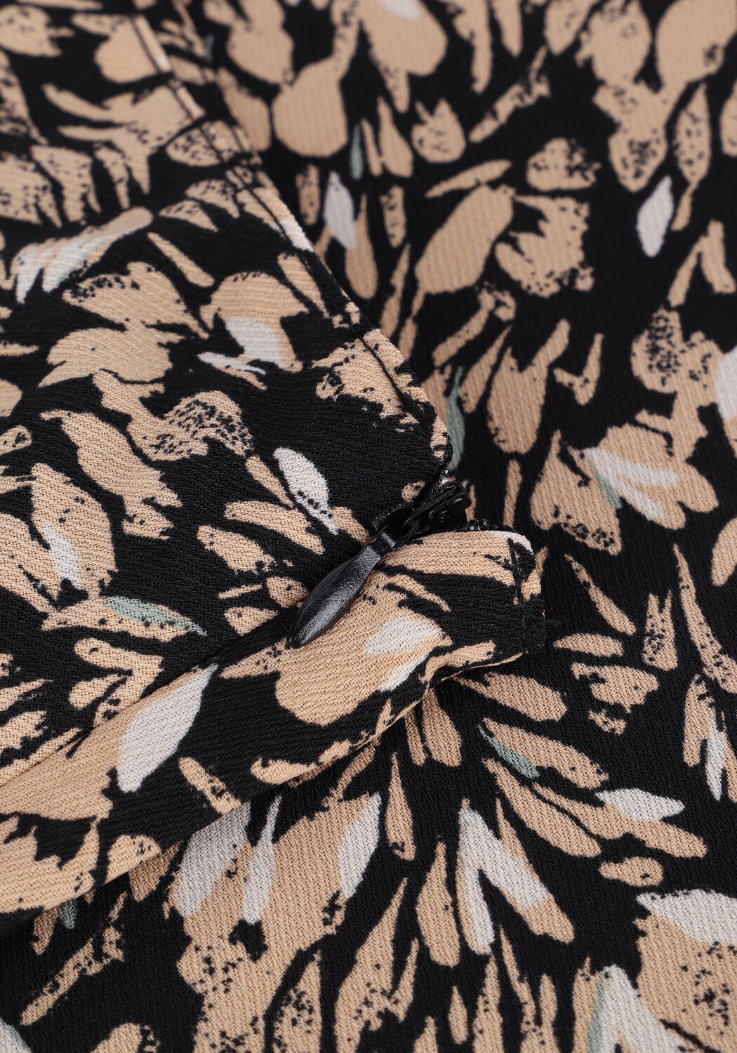 ANOTHER LABEL Mini-jupe VARME FLORAL SKIRT en noir - large