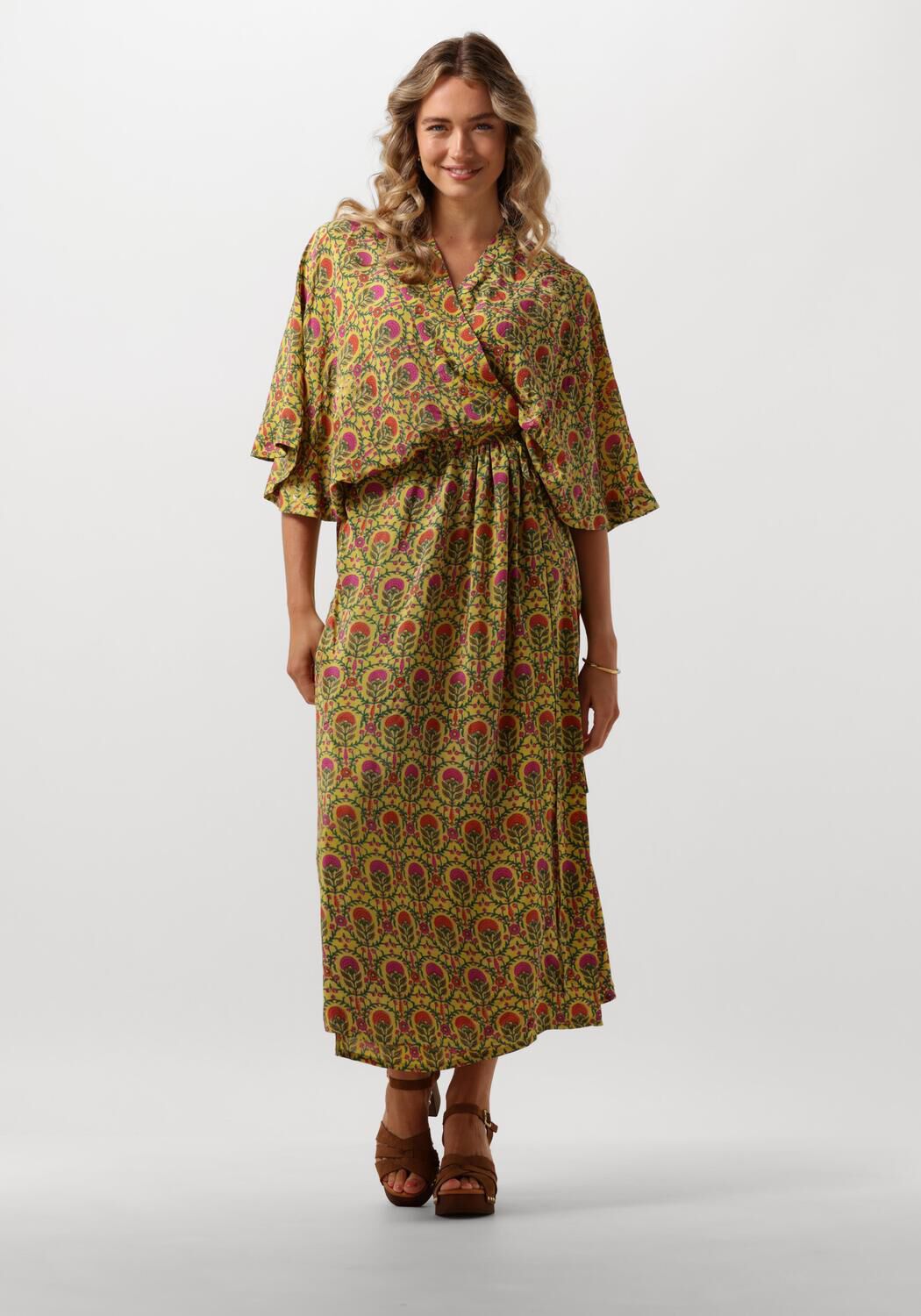 Gele SISSEL EDELBO Midi jurk BRENDA SILK WRAP DRESS Omoda