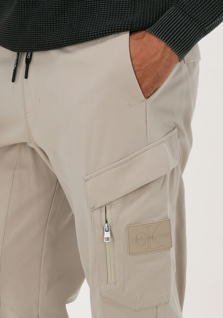 CALVIN KLEIN Pantalon cargo TECHNICAL CARGO PANT en beige - large