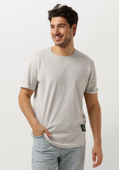 CALVIN KLEIN T-shirt BADGE TURN UP SLEEVE en gris - large