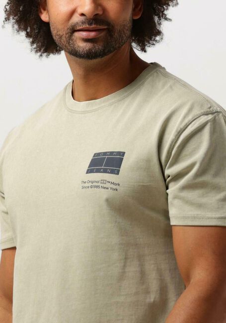 TOMMY JEANS T-shirt TJM REG ESSENTIAL CB FLAG TEE en vert - large