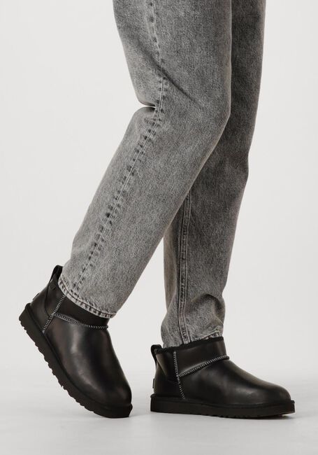 UGG Bottes fourrure M CLASSIC ULTRA MINI en noir - large