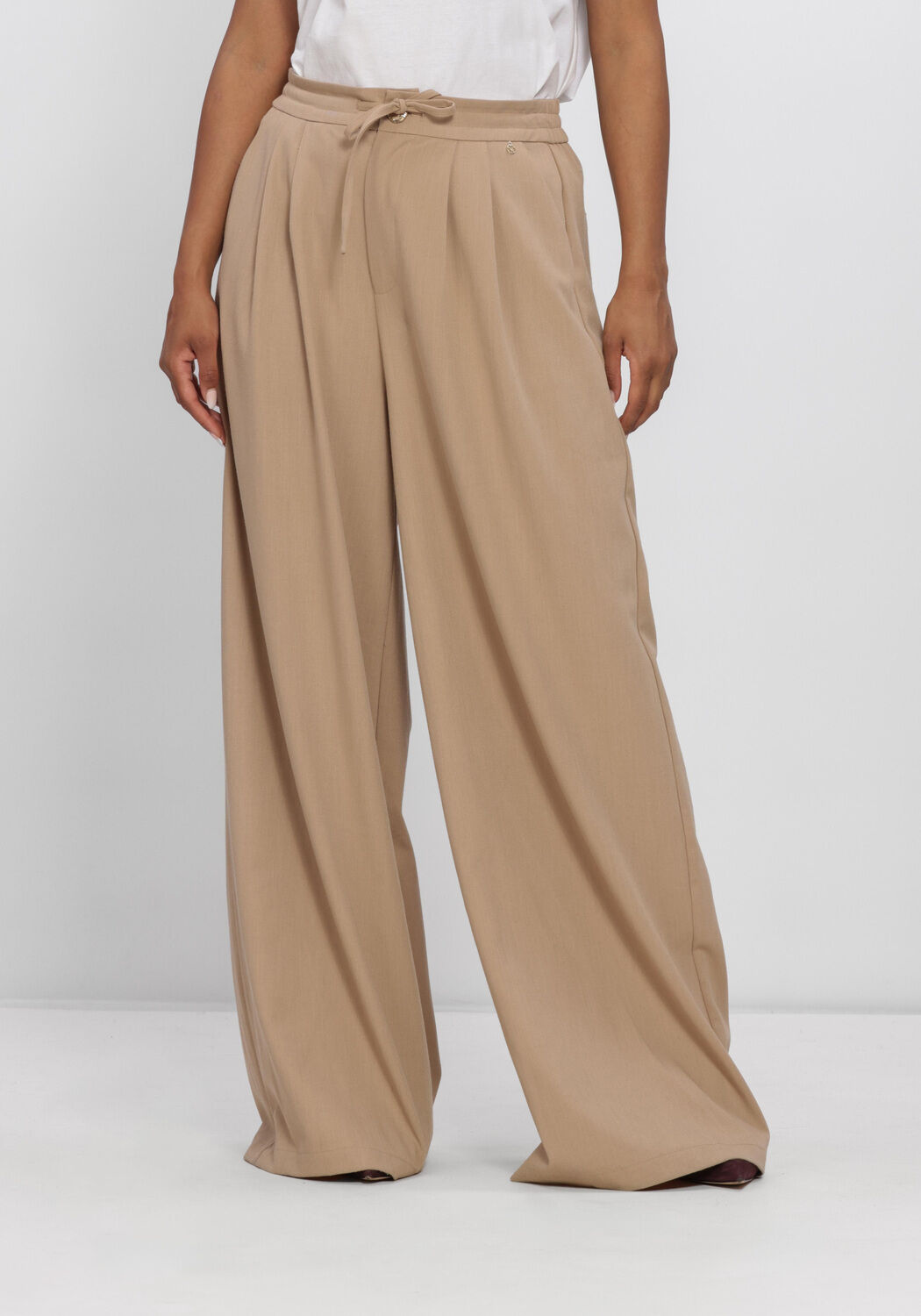 NUKUS Pantalon large BERTIE PANTS en beige - large