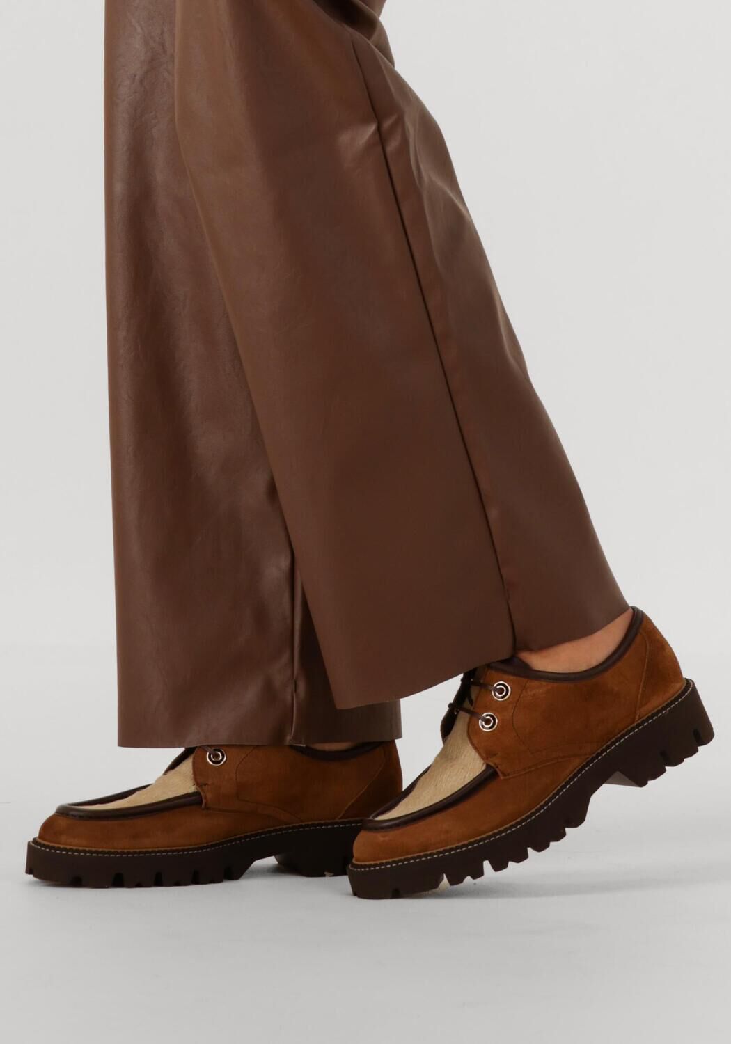 PERTINI 33037 Chaussures &agrave; lacets en camel - large