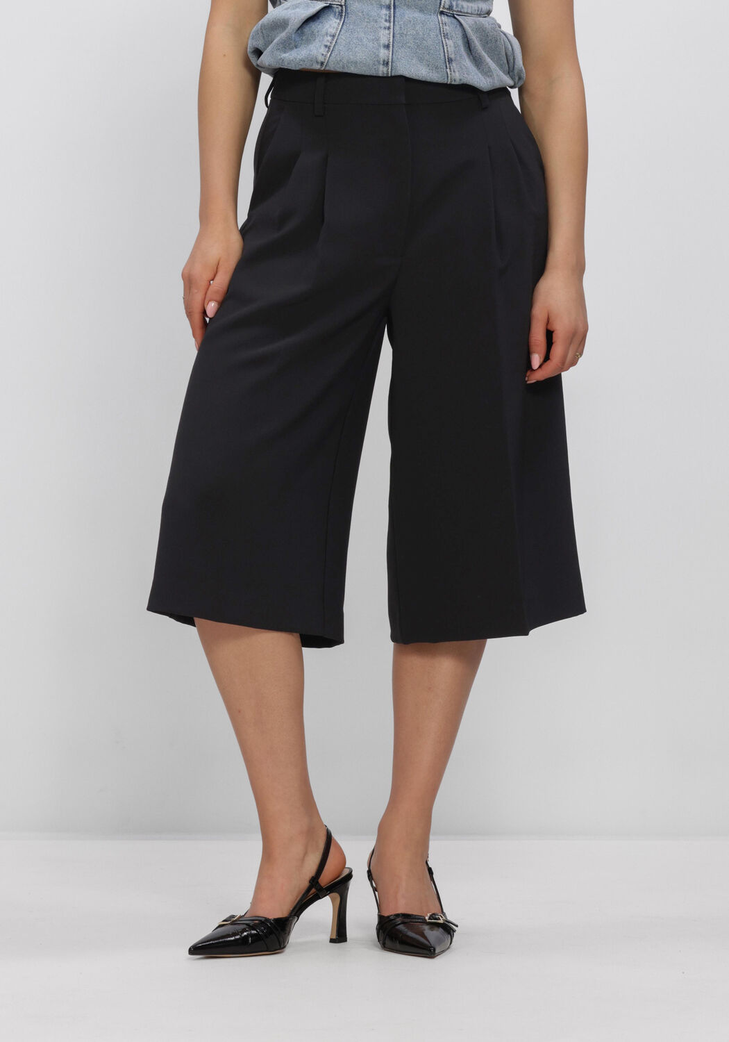 SECOND FEMALE FLORE BERMUDA Pantalons en noir - large