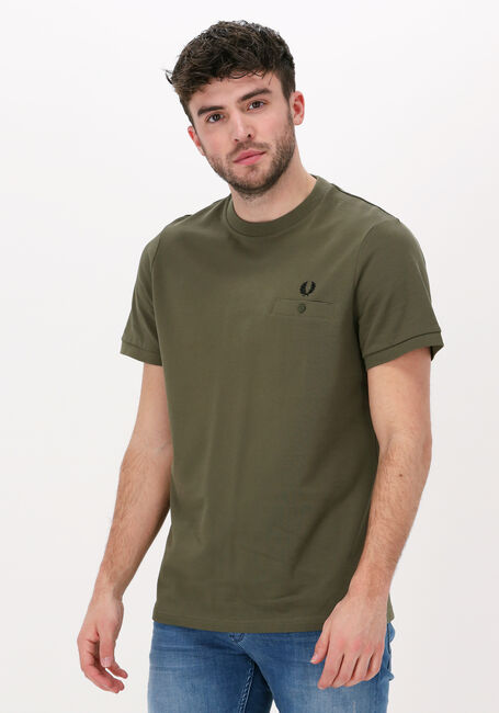 FRED PERRY T-shirt POCKET DETAIL PIQUE SHIRT en vert - large
