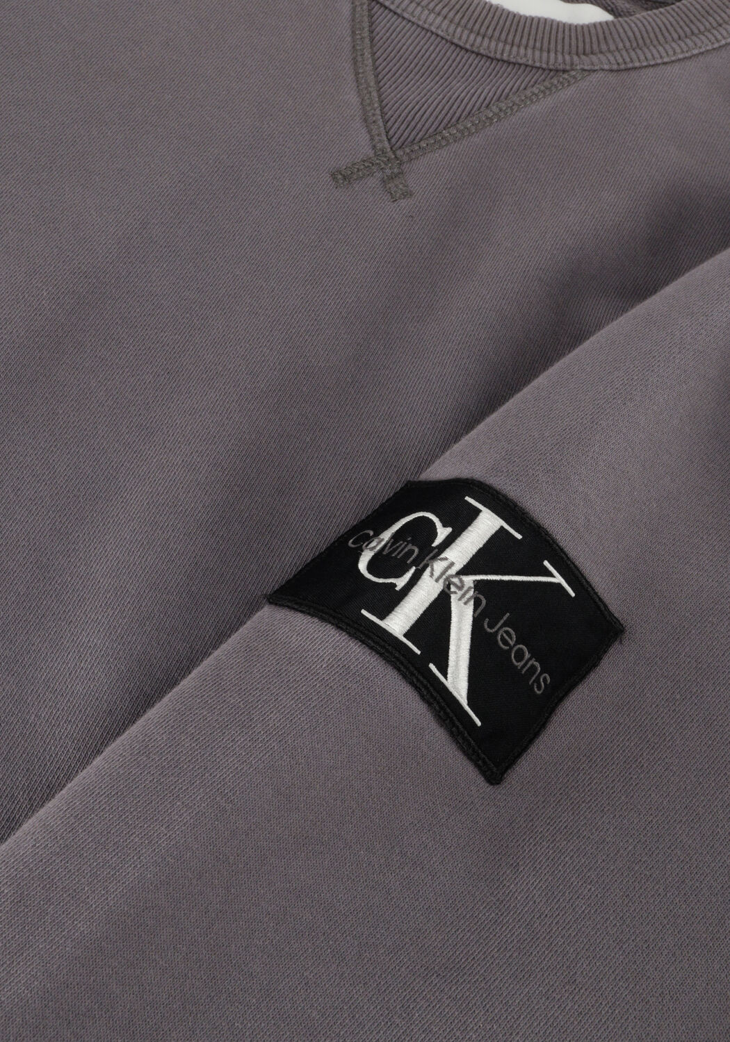 CALVIN KLEIN Chandail WASHED BADGE CREW NECK Gris fonc&eacute; - large