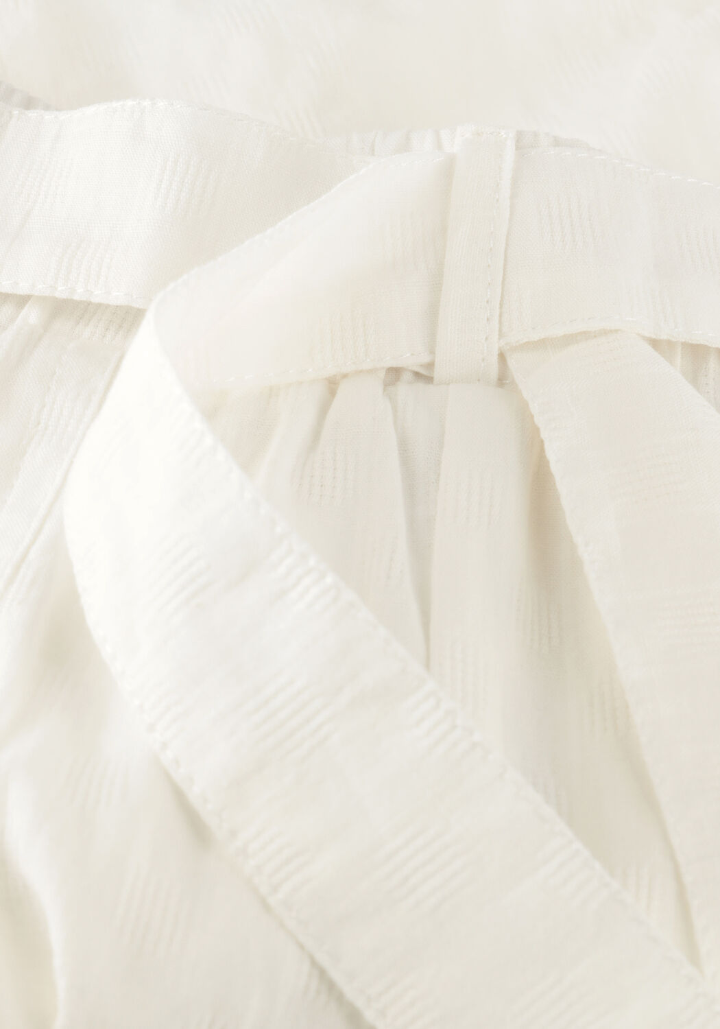 LIKE FLO WOVEN SHORT WITH BELT Pantalons en blanc - large