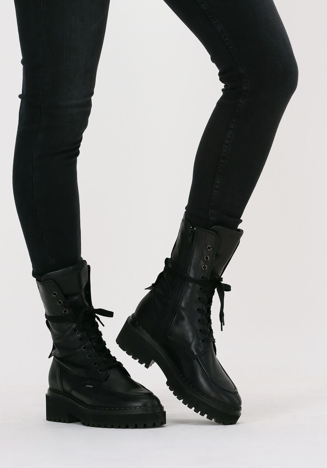 NUBIKK FAE AUBINE Bottines lacets en noir Omoda
