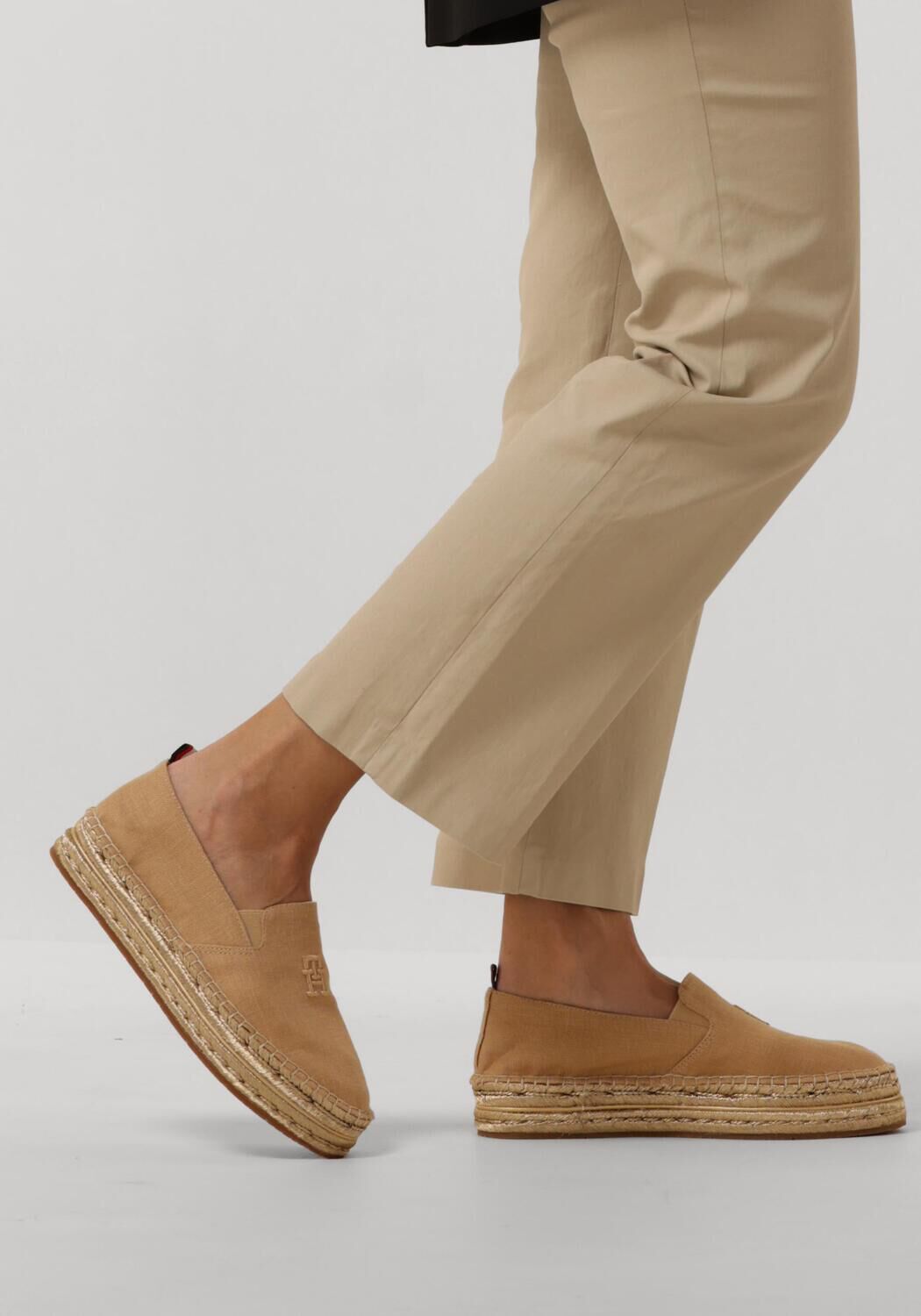 TOMMY HILFIGER TH EMBROIDERED FLATFORM Espadrilles en camel - large