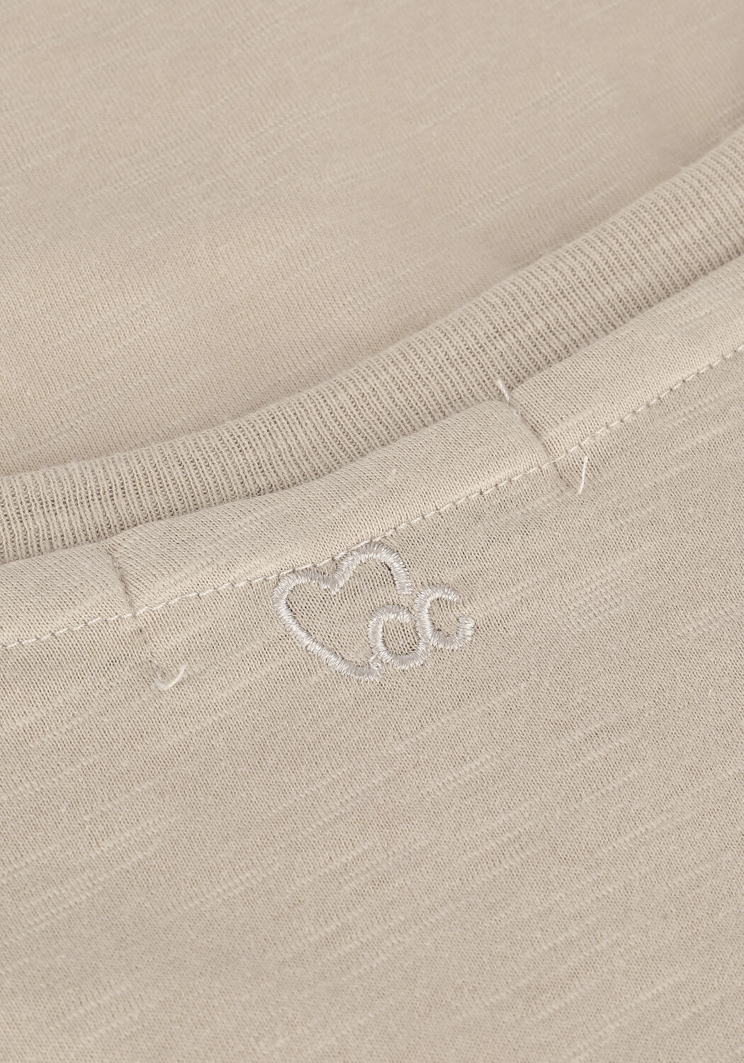 CC HEART T-shirt BASIC V-NECK TSHIRT Sable - large