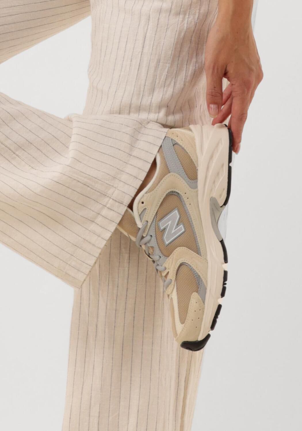 Beige NEW BALANCE Sneakers MR530 D - large