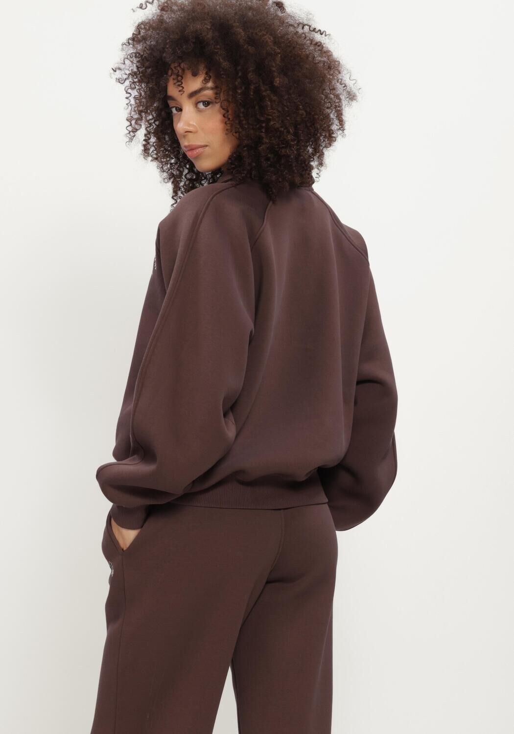 THE LOLA CLUB Chandail EBONY POLO SWEATER en marron - large