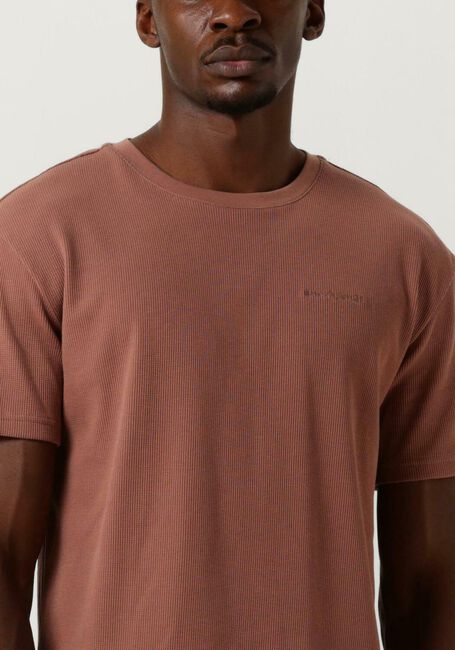 ANERKJENDT T-shirt AKKIKKI S/S WAFFLE TEE en cognac - large