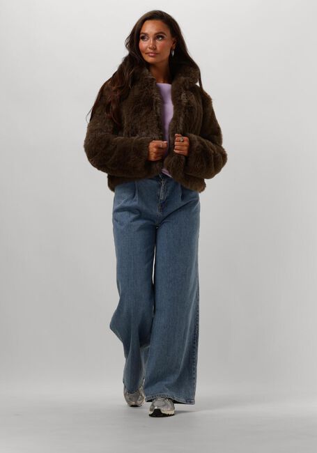 MODSTRÖM Manteau en fausse fourrure LOUISAMD JACKET en taupe - large