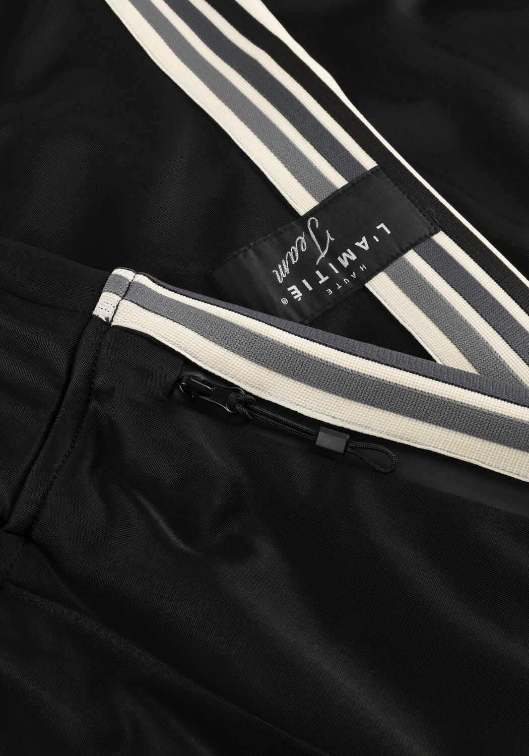 HAUTE L'AMITI&Eacute; Pantalon large BAGGY DAYS TRACK TALL PANT en noir - large