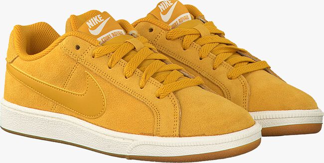 Excursie Indica Trouwens Gele NIKE Sneakers COURT ROYALE SUEDE WMNS | Omoda