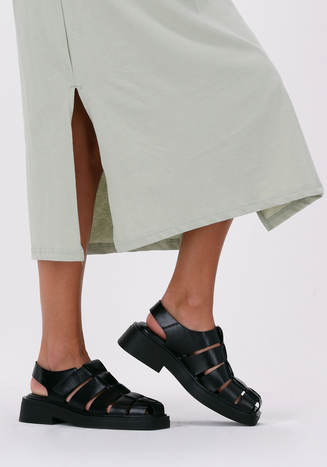 VAGABOND SHOEMAKERS Sandales plates EYRA 301 en noir - large