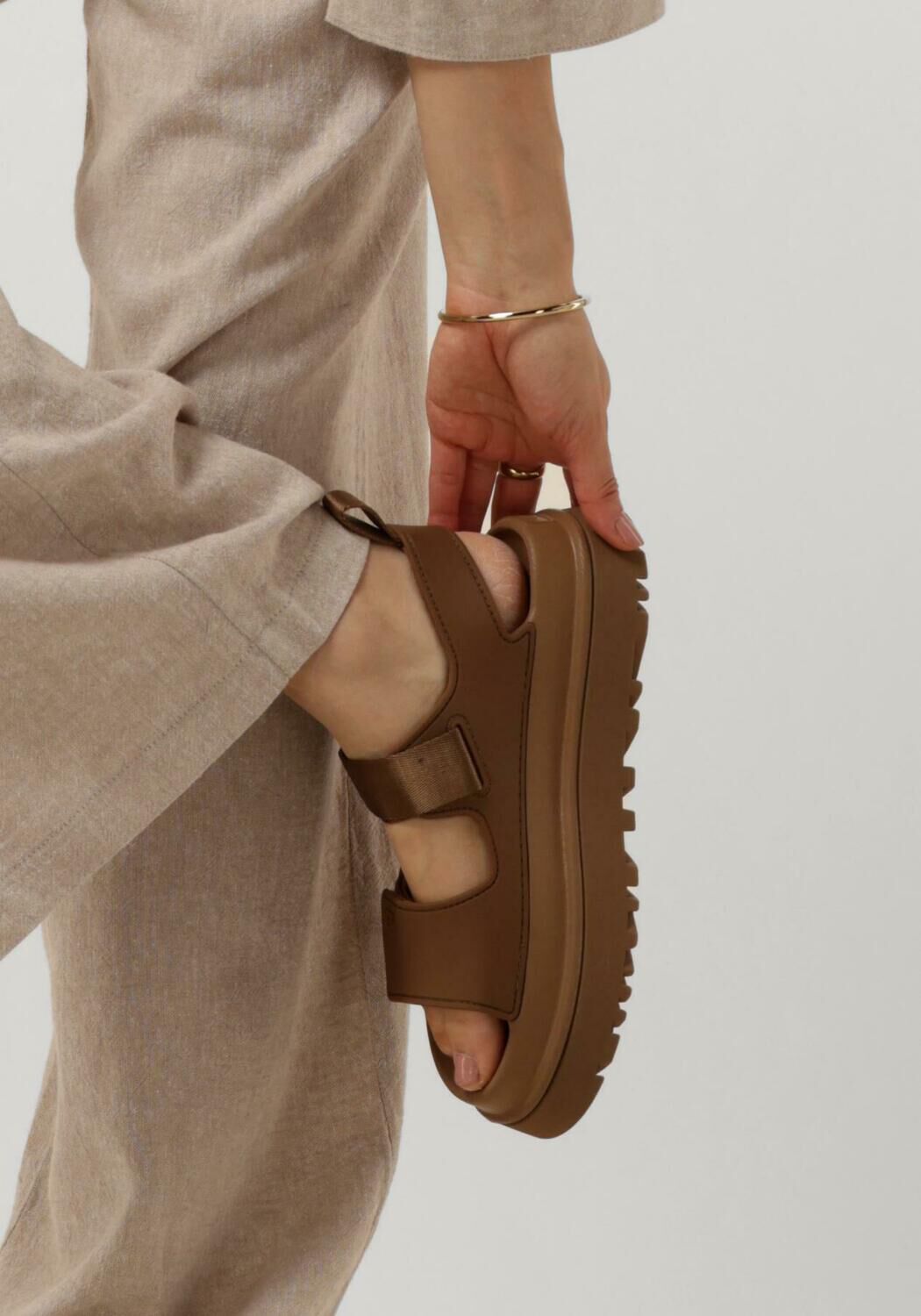 UGG Sandales plates W GOLDENGLOW en marron - large