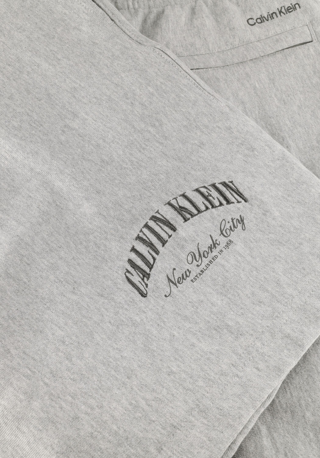 CALVIN KLEIN Pantalon courte PREMIUM TERRY CALVIN COLLEGIATE en gris - large