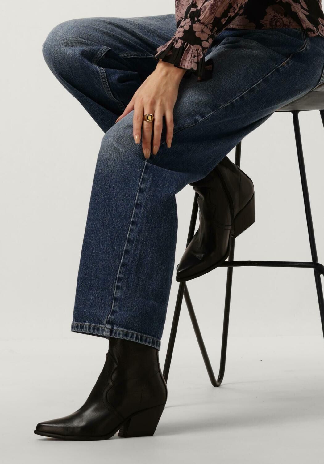 Zwarte NOTRE-V  AR194 - large